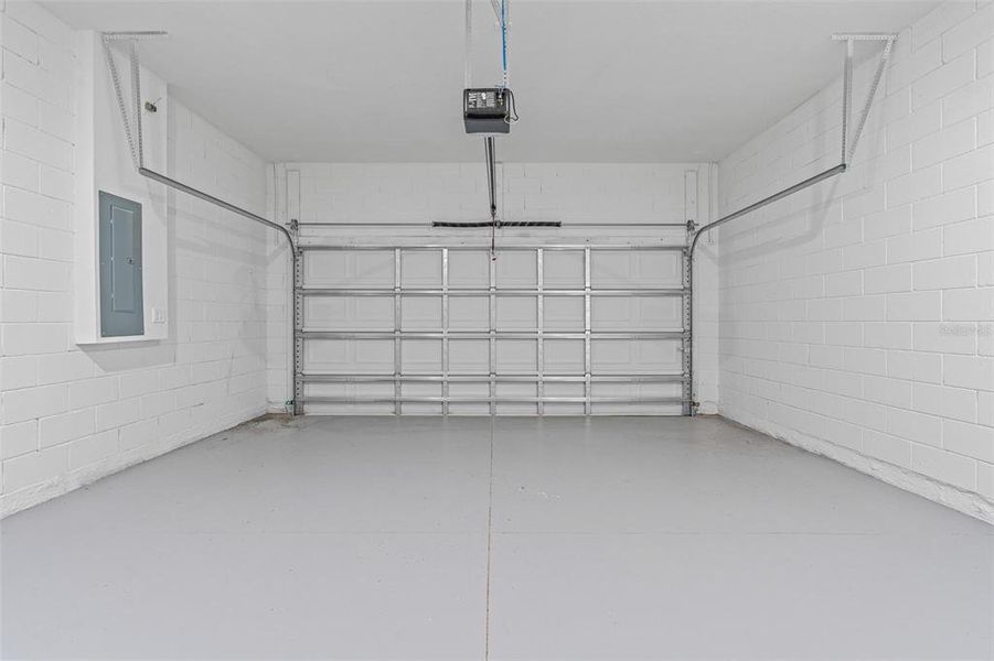 Spacious, unfurnished interior of a new home in , Citrus Springs (Image 24).