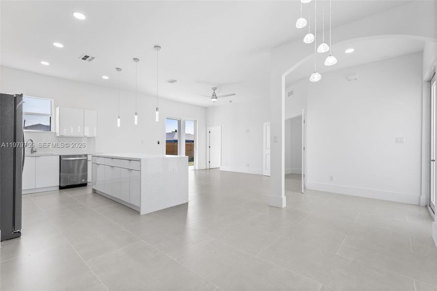 Spacious, unfurnished interior of a new home in , Lehigh Acres (Image 26).