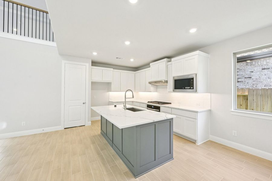 Furnished interior view inside a new home in Evergreen 40', Conroe (Image 16).