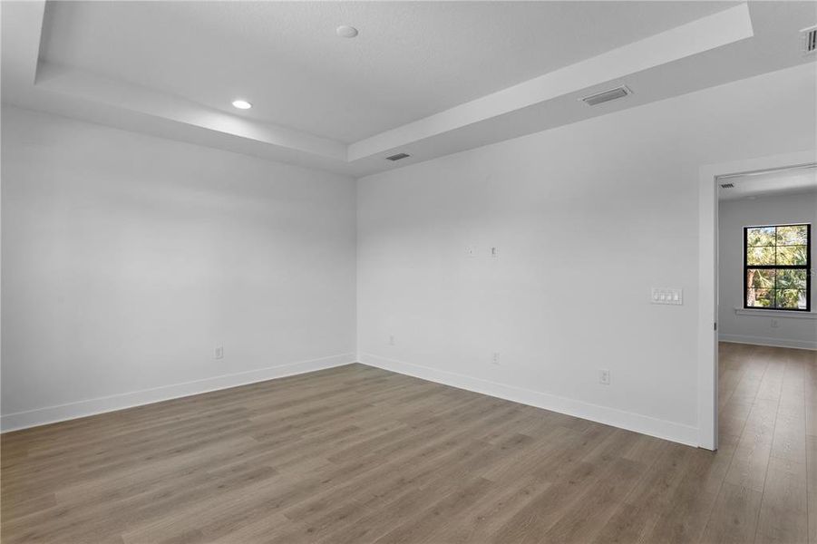 Spacious, unfurnished interior of a new home in , Tampa (Image 40).
