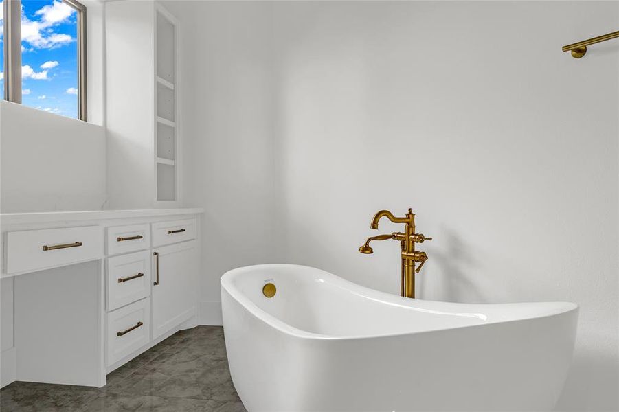 Oversized tub holds up to 52 gallons of water Oversized tub holds up to 52 gallons of water