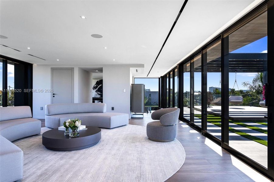 Community amenities in , North Miami (Image 36).