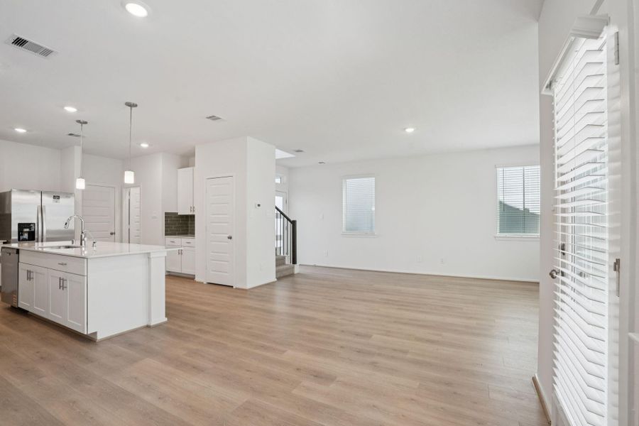 Spacious, unfurnished interior of a new home in Kemah Crossing - City Series, Kemah (Image 39).