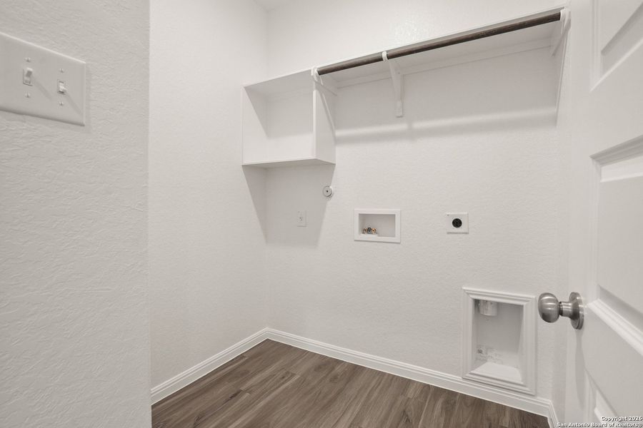 Spacious, unfurnished interior of a new home in Cinco Lakes, San Antonio (Image 24).