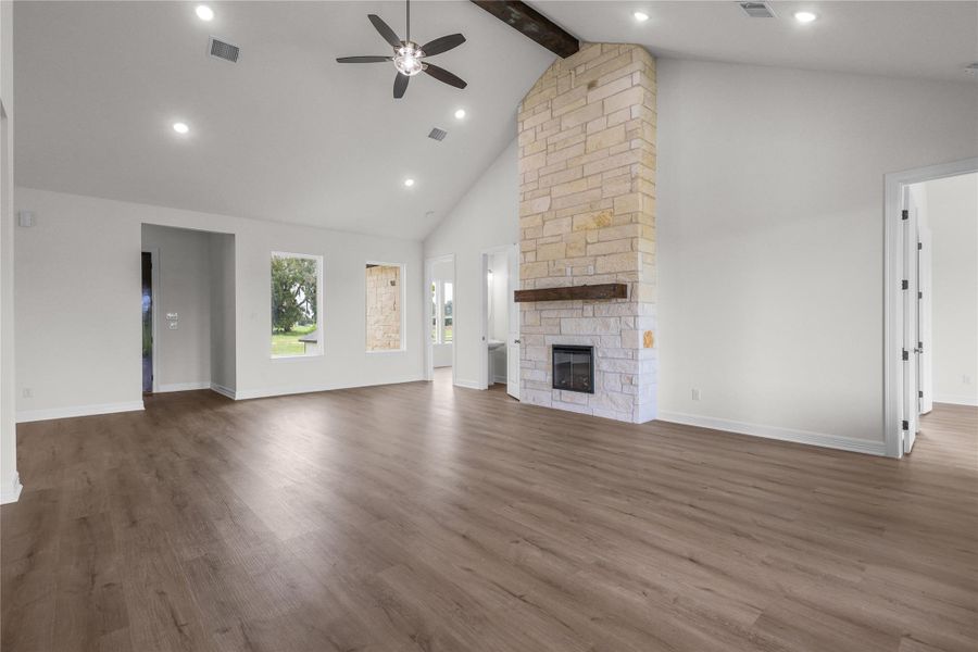 Spacious, unfurnished interior of a new home in , Angleton (Image 22).