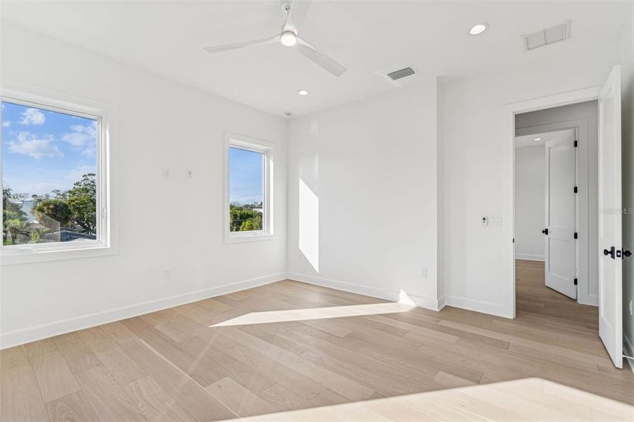 Spacious, unfurnished interior of a new home in , Tampa (Image 24).