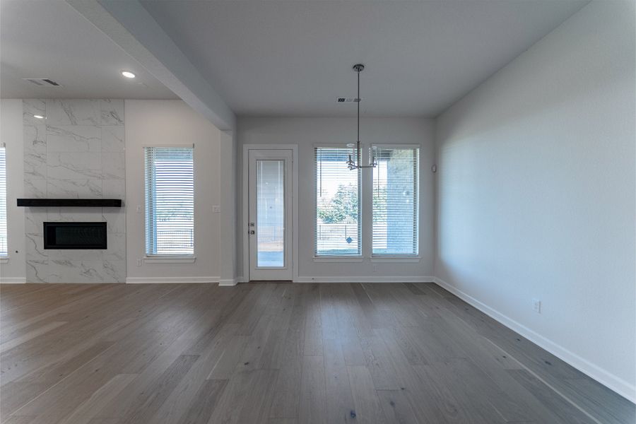 Spacious, unfurnished interior of a new home in Heath Golf & Yacht Club, Heath (Image 22).