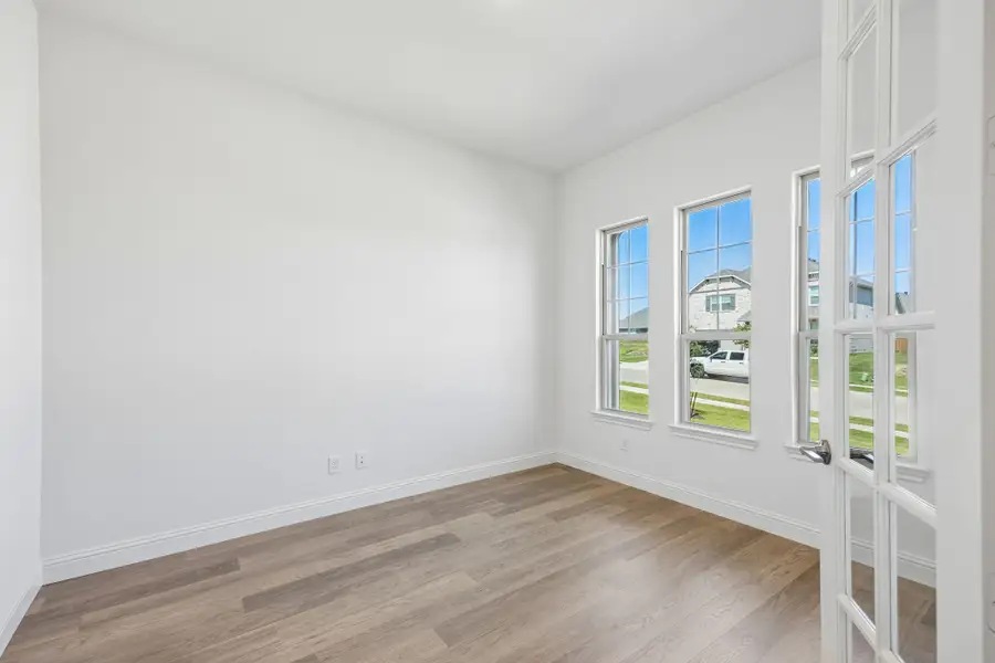 Spacious, unfurnished interior of a new home in Sheppard's Place, Waxahachie (Image 17).