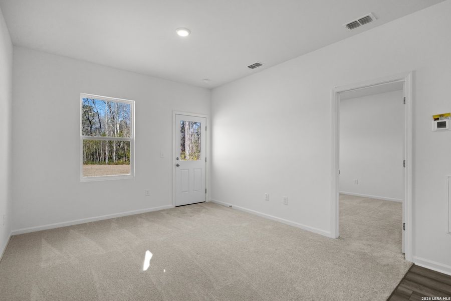 Spacious, unfurnished interior of a new home in Sutton Farms, San Antonio (Image 31).