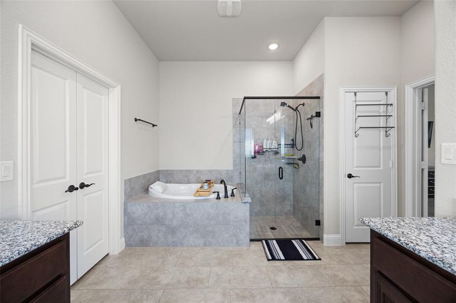 Furnished interior view inside a new home in The Oasis at North Grove 60-70, Waxahachie (Image 27). Furnished interior view inside a new home in The Oasis at North Grove 60-70, Waxahachie (Image 27).