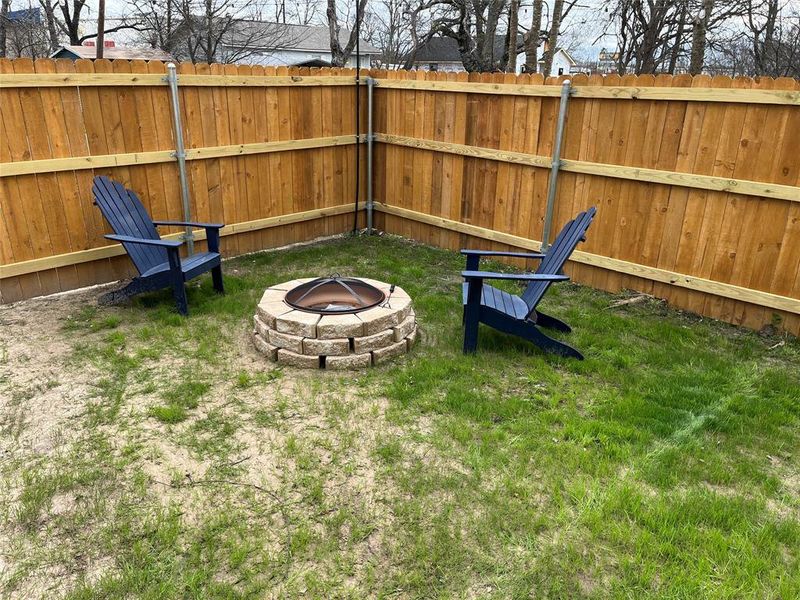 Exterior details and patio area of a home in , Corsicana (Image 4).