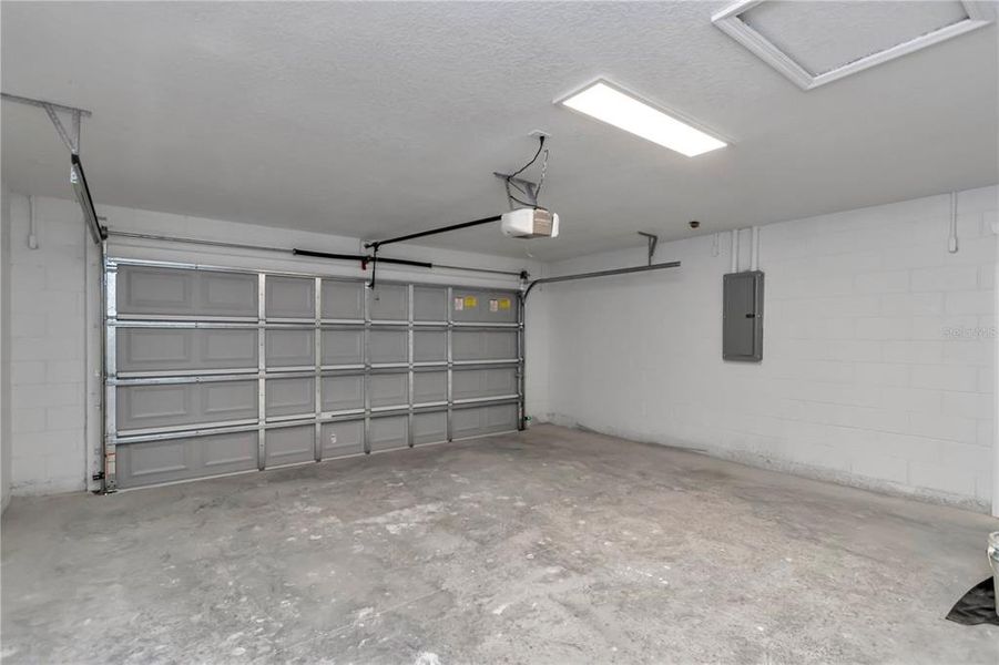 Spacious, unfurnished interior of a new home in , Ocala (Image 35).