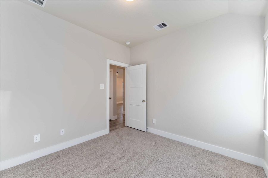 Spacious, unfurnished interior of a new home in Laurel Landing, Alvin (Image 18).