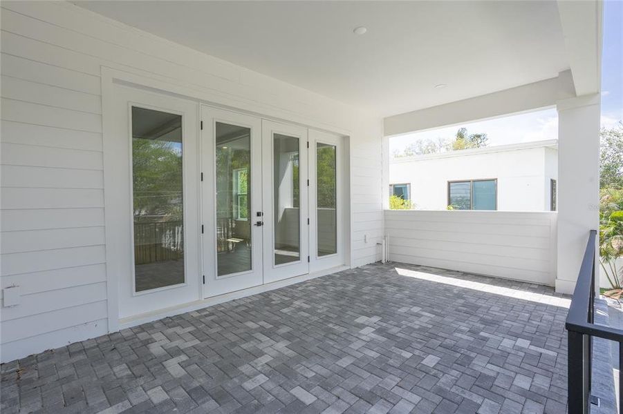 Exterior details and patio area of a home in , St. Petersburg (Image 30).