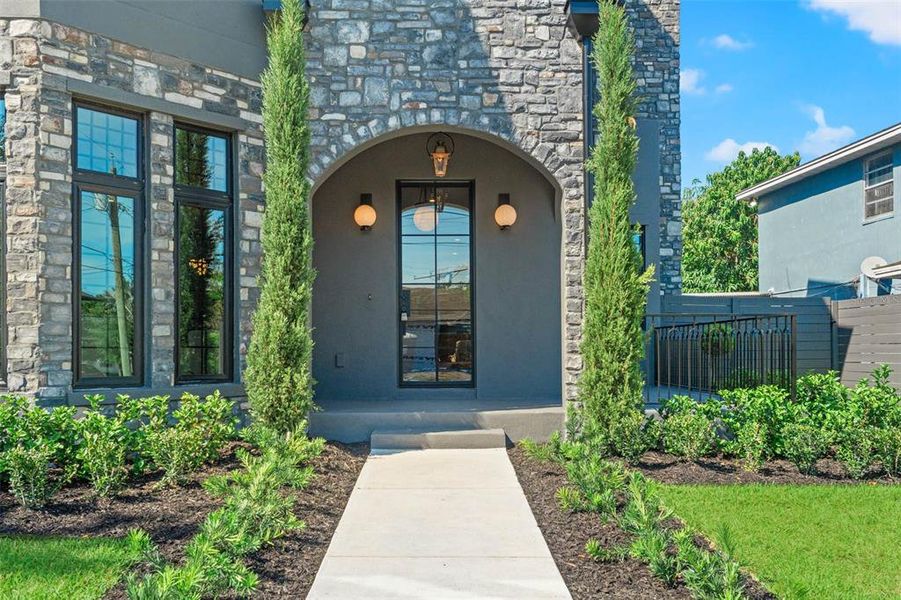 Exterior details and patio area of a home in , Tampa (Image 3).