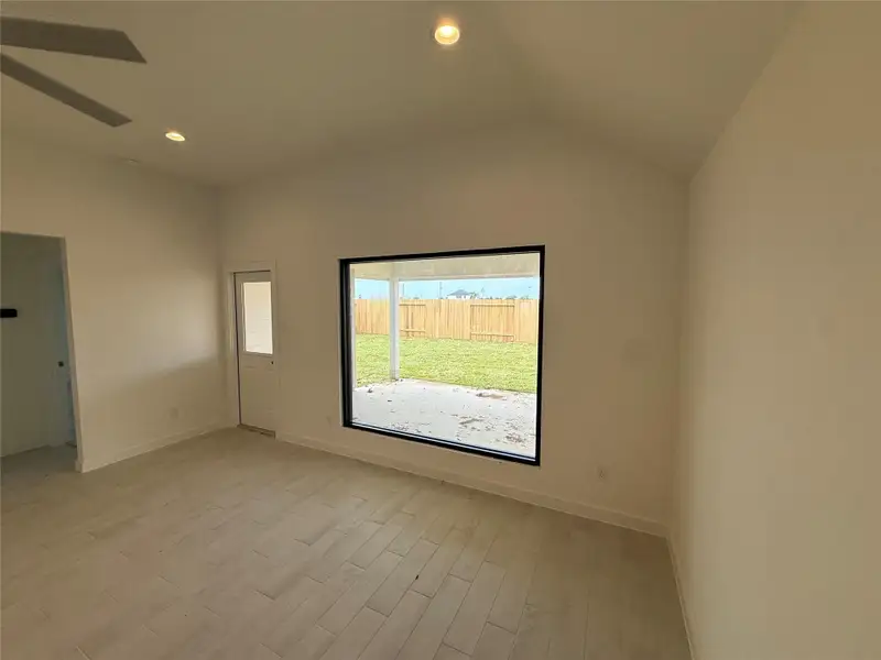 Spacious, unfurnished interior of a new home in Huntington Place, Rosharon (Image 4). Spacious, unfurnished interior of a new home in Huntington Place, Rosharon (Image 4).