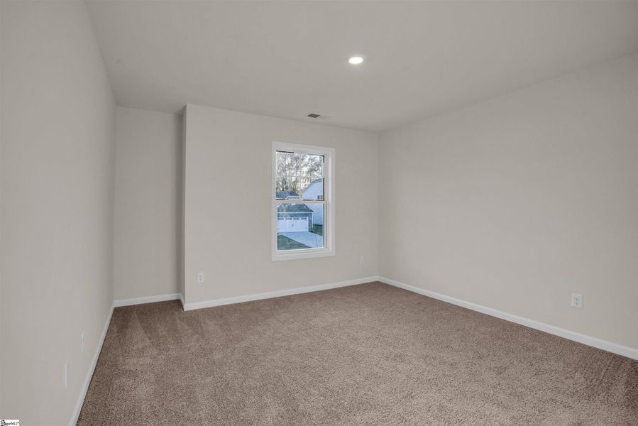 Spacious, unfurnished interior of a new home in Lynbrook, Boiling Springs (Image 25).