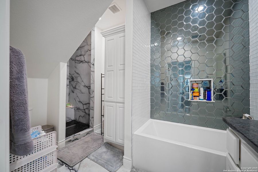 Furnished interior view inside a new home in , Kenedy (Image 30).