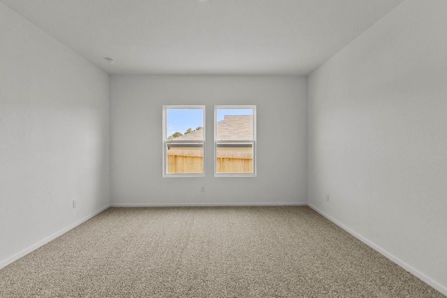 Spacious, unfurnished interior of a new home in Lake Conroe Cove, Willis (Image 23).