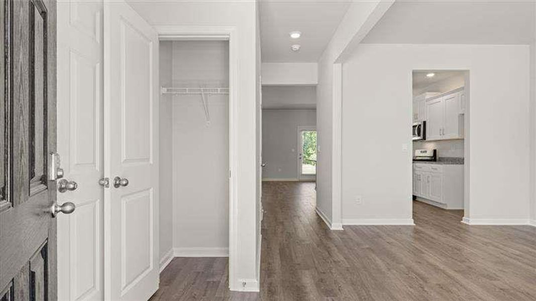 Spacious, unfurnished interior of a new home in Sherwood Manor, College Park (Image 14).