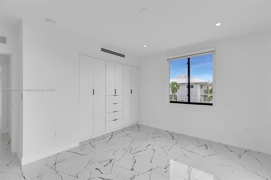 Spacious, unfurnished interior of a new home in , Key Largo (Image 39).