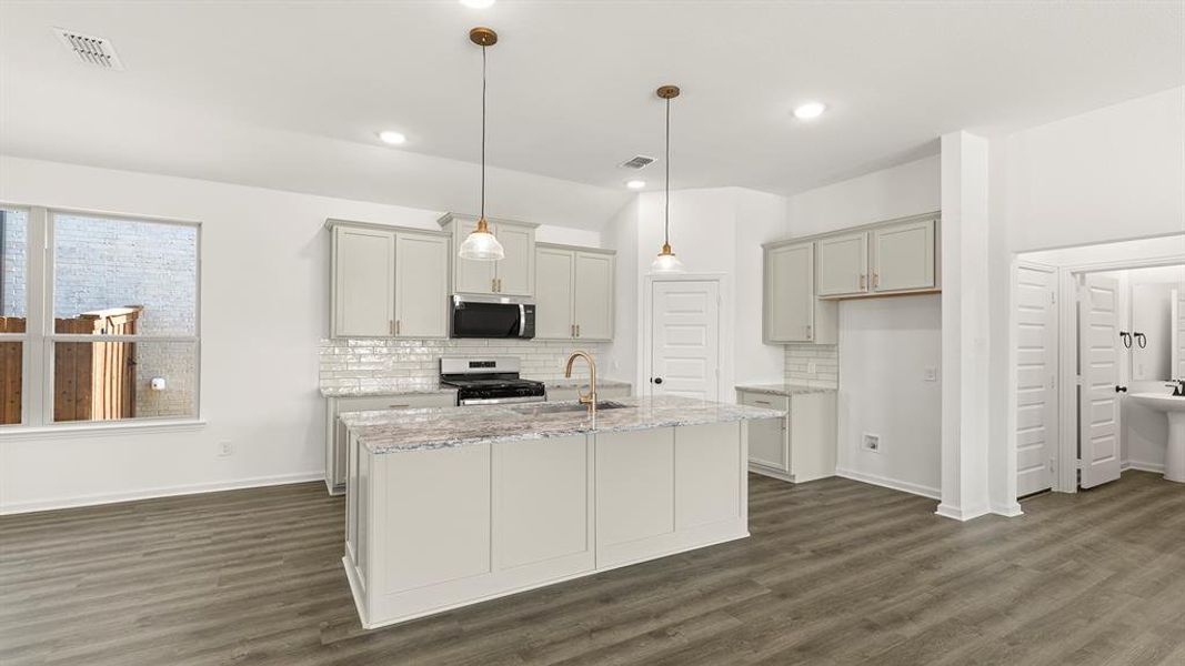 07. 2144 Sunnymede - Kitchen (2)