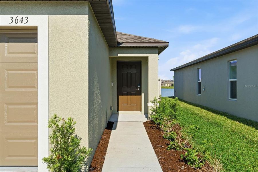 Exterior details and patio area of a home in North Park Isle, Plant City (Image 3).