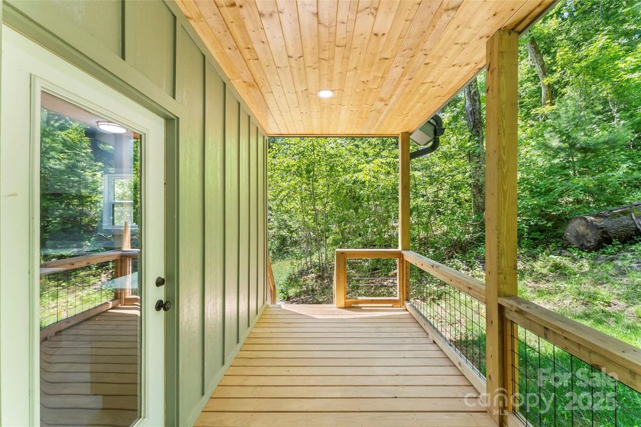 Exterior details and patio area of a home in , Marion (Image 1).