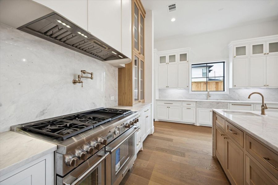 For those who love to cook or entertain, the Thermador 6-burner gas range offers the ideal balance of power and finesse. Its generous cooking surface transitions seamlessly from high-heat searing to delicate simmering, all set against a backdrop of custom cabinetry and natural stone.