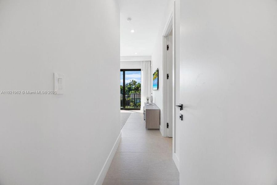 Spacious, unfurnished interior of a new home in , Fort Lauderdale (Image 89).