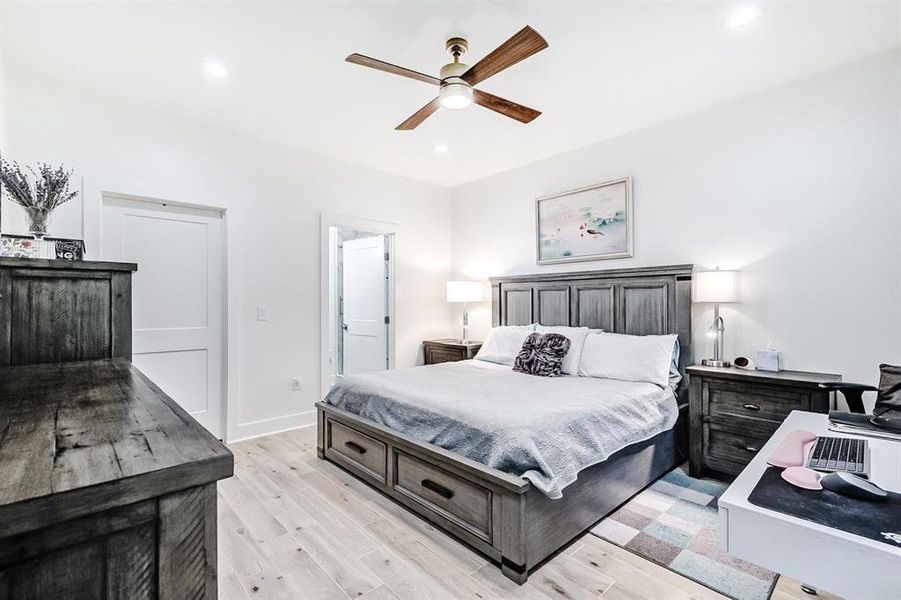 Furnished interior view inside a new home in , Brookeland (Image 15).