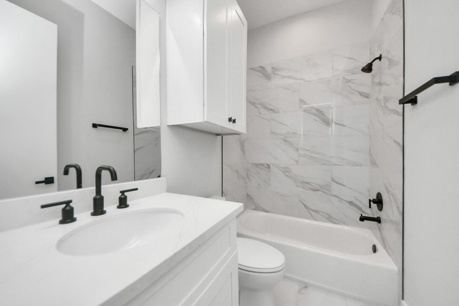 Secondary bathroom with modern finishes