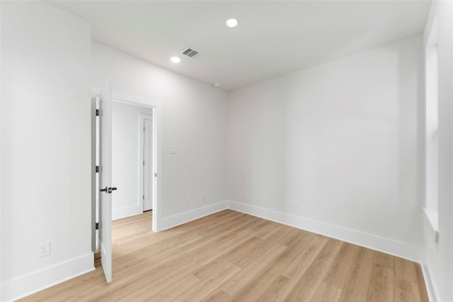 Spacious, unfurnished interior of a new home in Jesselton Square at Creekmont, Houston (Image 18). Spacious, unfurnished interior of a new home in Jesselton Square at Creekmont, Houston (Image 18).