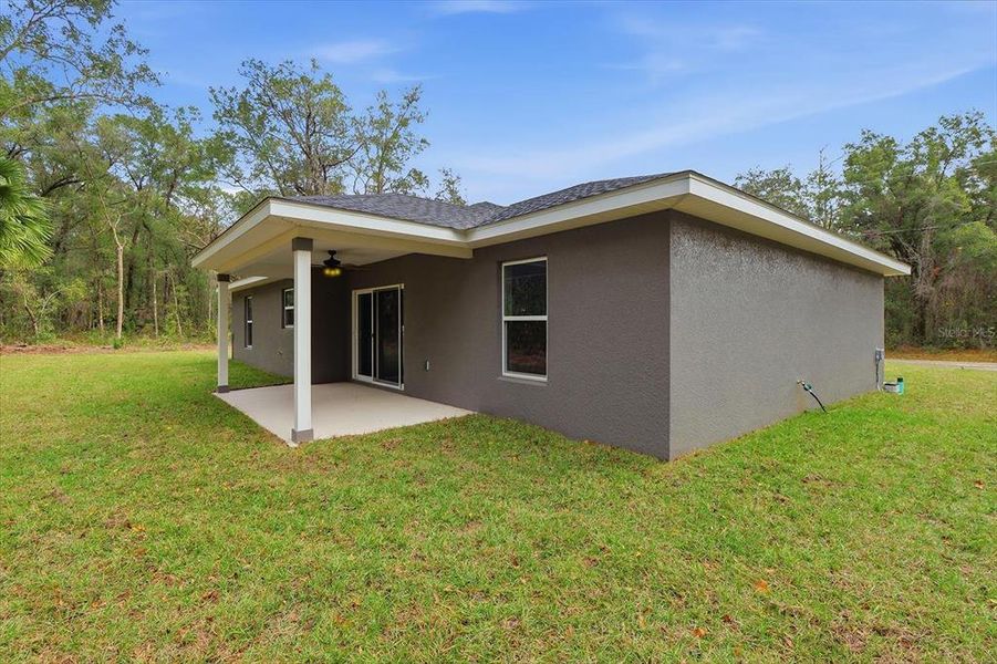 Exterior details and patio area of a home in , Dunnellon (Image 4).