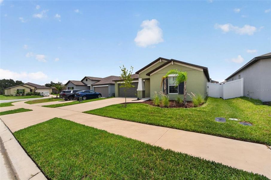 Front exterior of a new home in , Bartow, FL, highlighting curb appeal (Image 25).