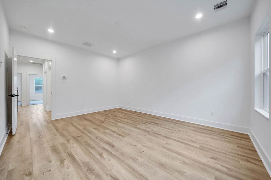 Spacious, unfurnished interior of a new home in , Houston (Image 19).
