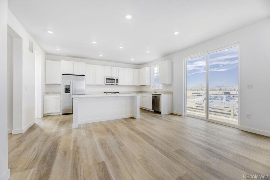 Spacious, unfurnished interior of a new home in Vermilion Creek, Centennial (Image 9).