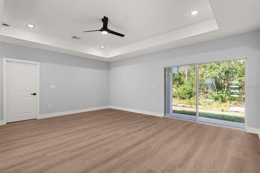 Spacious, unfurnished interior of a new home in , Sebring (Image 33).