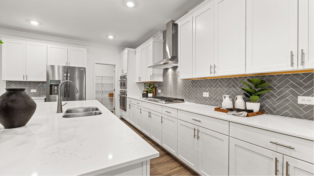 7932 Crestwood Kitchen 2of3 F1 091025