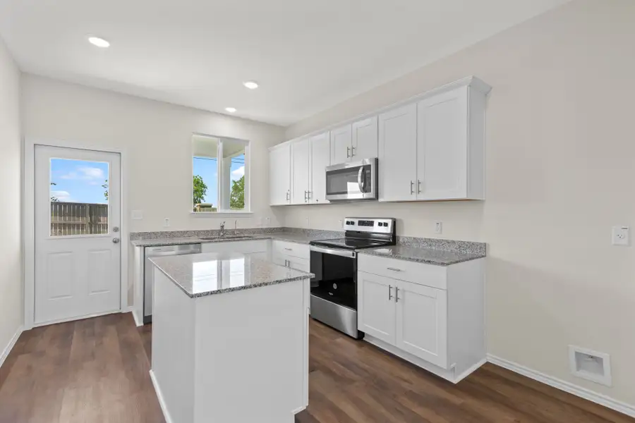 Kitchen with Island Kitchen with Island
