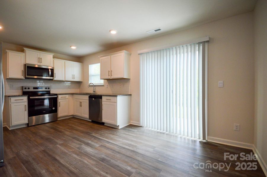 Spacious, unfurnished interior of a new home in Aberdeen Place, Asheville (Image 17).