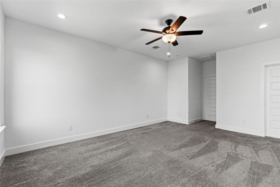Spacious, unfurnished interior of a new home in , Houston (Image 24).