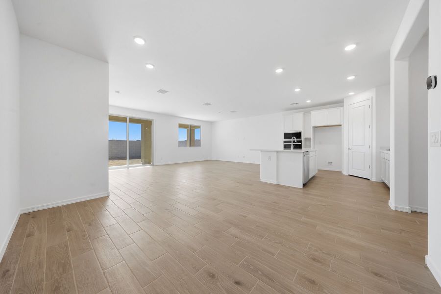 Spacious, unfurnished interior of a new home in Tierra Vistoso, Surprise (Image 6).