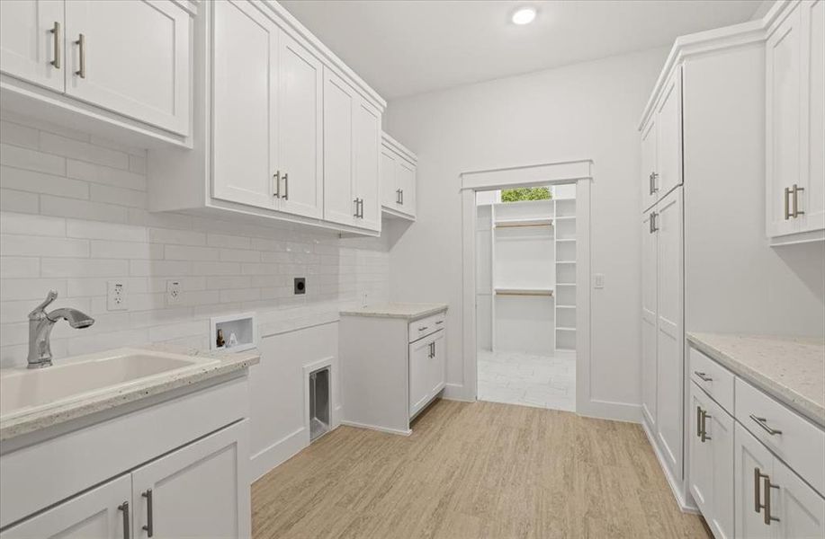 Furnished interior view inside a new home in , Salado (Image 28).