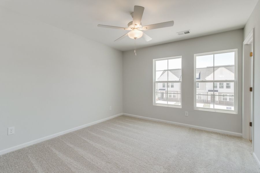 Spacious, unfurnished interior of a new home in Astoria, Columbia (Image 21).