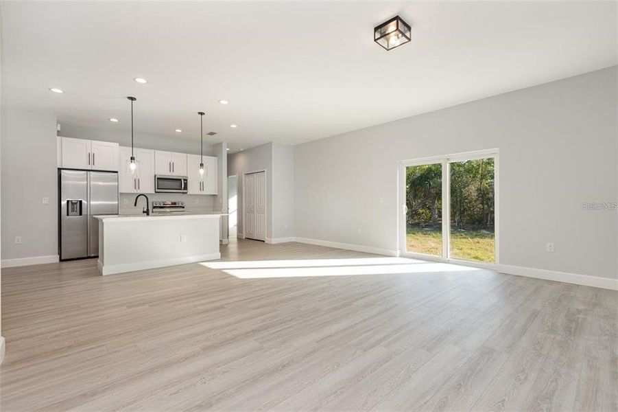 Spacious, unfurnished interior of a new home in , Port Charlotte (Image 14).
