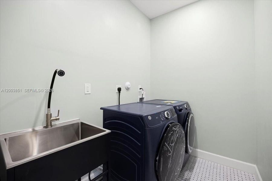 Laundry Room with sink
