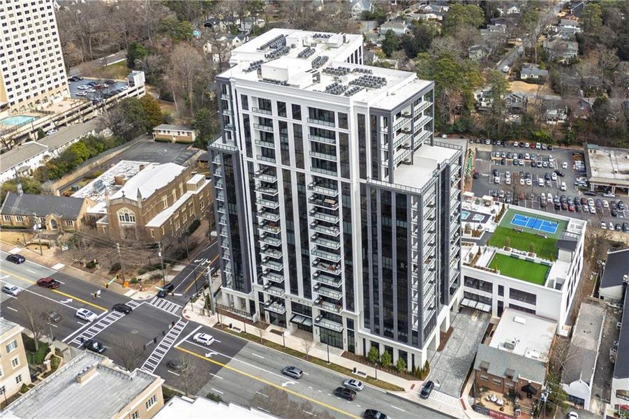 Condo located in Atlanta, GA showcasing its design and architecture (Image 3).