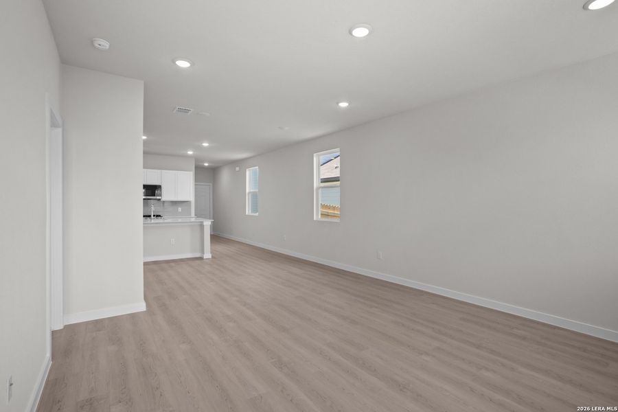 Spacious, unfurnished interior of a new home in Mesa Vista, San Antonio (Image 16).