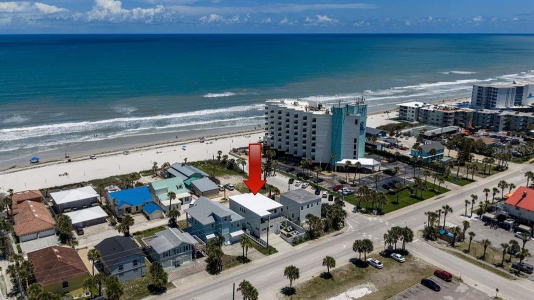 Condo located in New Smyrna Beach, FL showcasing its design and architecture (Image 47).